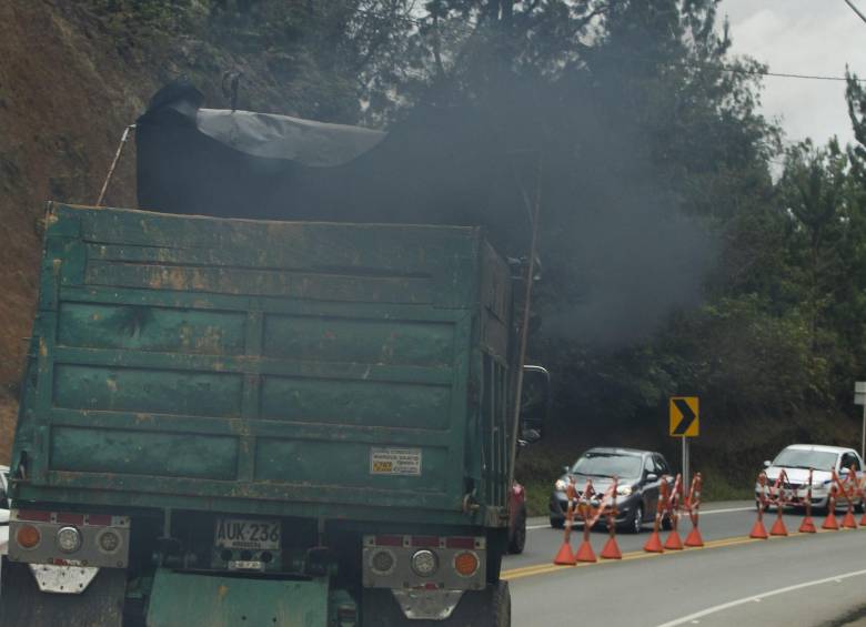 Según el Área Metropolitana, entre las fuentes móviles, los vehículos son los más contaminantes en Aburrá. FOTO Jaime Pérez