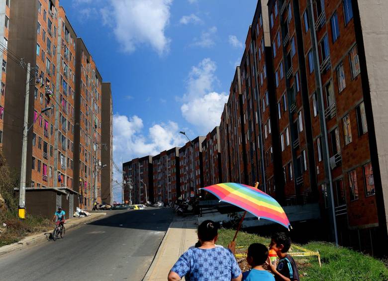 Ante la desaceleración de la economía, el Gobierno le apuesta por mantener la inversión en construcción de vivienda, que genera beneficios sociales y moviliza empleo. FOTO Donaldo Zuluaga
