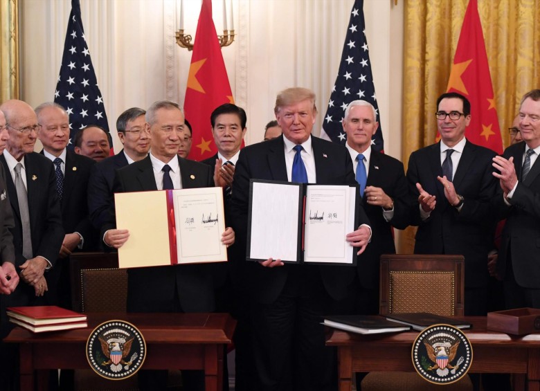 Liu He, viceprimerministro de China, y Donald Trump, presidente de Estados Unidos, destacaron las bondades del acuerdo. FOTO afp
