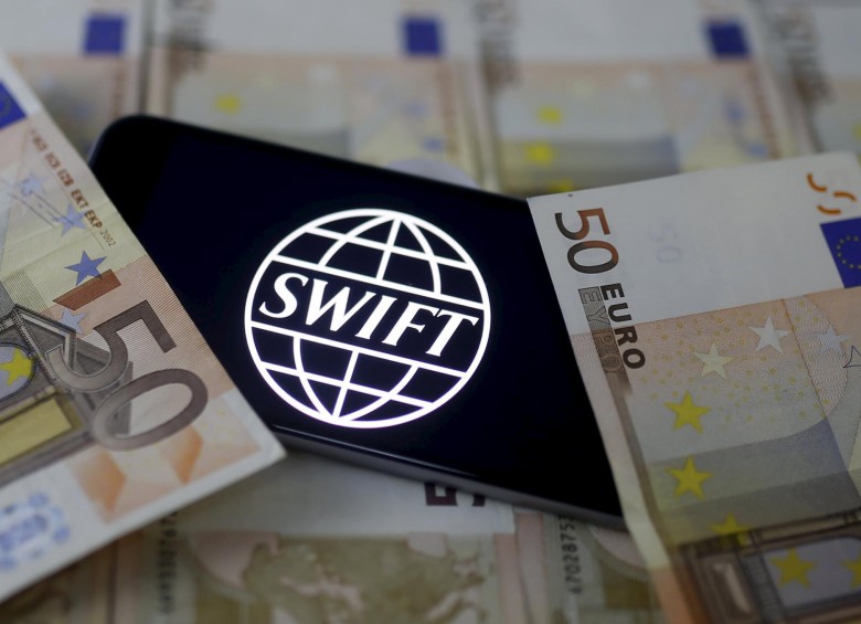 SWIFT, la red financiera global que los bancos utilizan para transferir miles de millones de dólares cada día fue hackeada. FOTO REUTERS