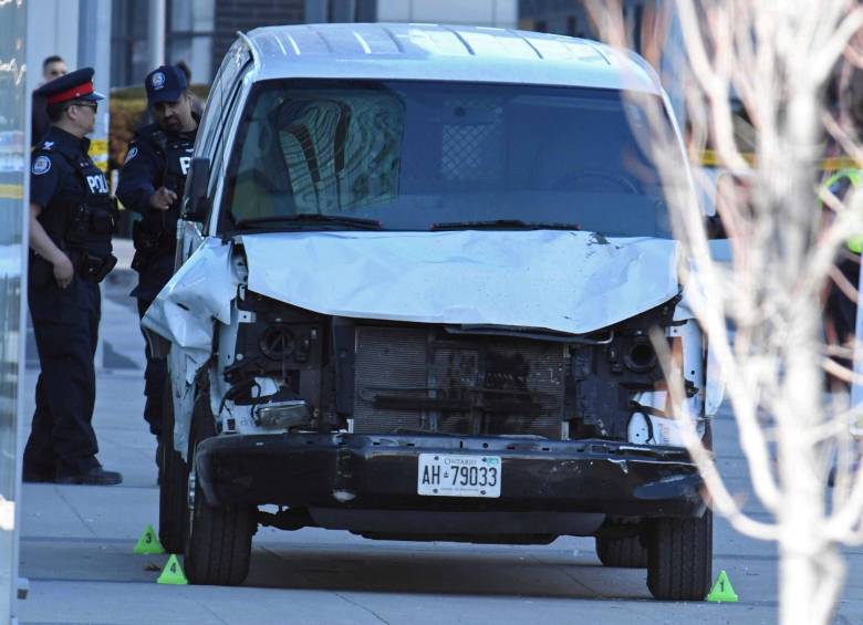 La camioneta protagonista del atropellamiento que deja, hasta ahora, 10 personas muertas en Toronto. Foto: Reuters. 