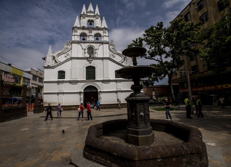 La fuente que estuviera por muchos años en el parque de Berrío hoy está frente a la iglesia de La Veracruz y acusa deterioro por falta de cuidado. FOTO JAIME PÉREZ 