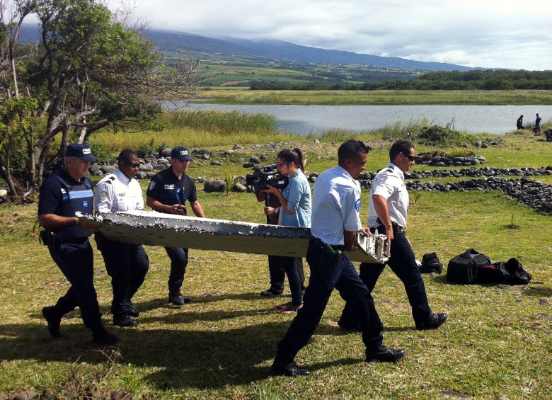 El primer ministro malasio afirmó que el flaperón hallado en la isla de Reunión es del avión de Malaysia Airlines desaparecido en marzo de 2014. Análisis de las corrientes marinas podrían llevar a encontrar otras piezas de la nave en el océano Índico.FOTO AFP