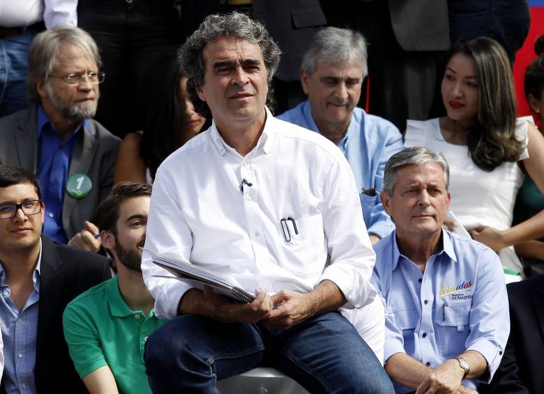 Acompañado por quienes han creído en su propuestas desde la academia, Sergio Fajardo, mantiene un discurso sin confrontación, comprometido contra la corrupción. FOTO colprensa