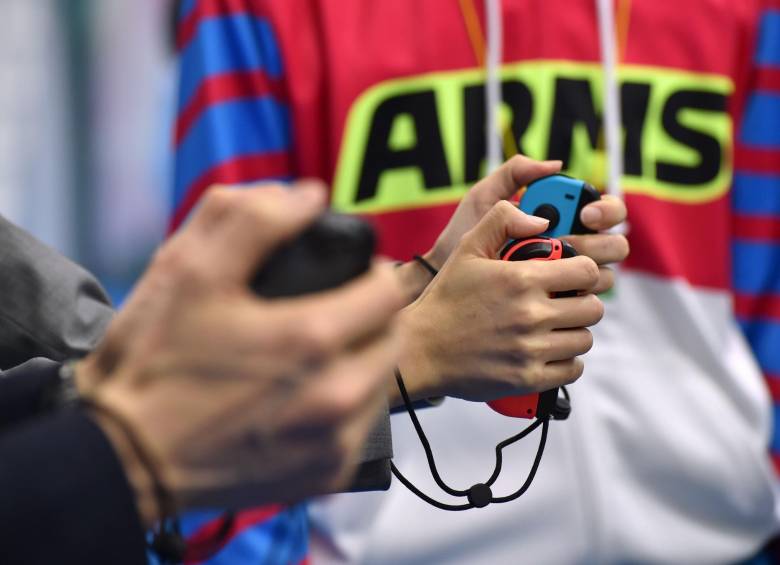 Después de la presentación algunos asistentes pudieron probar los nuevos mandos divisibles Joy-Con. FOTO AFP