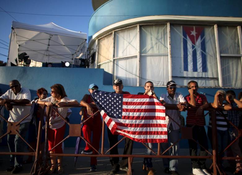 Estados Unidos izó este viernes su bandera de rayas y estrellas durante la reapertura de su embajada en La Habana, en un nuevo paso de reconciliación. FOTO AP