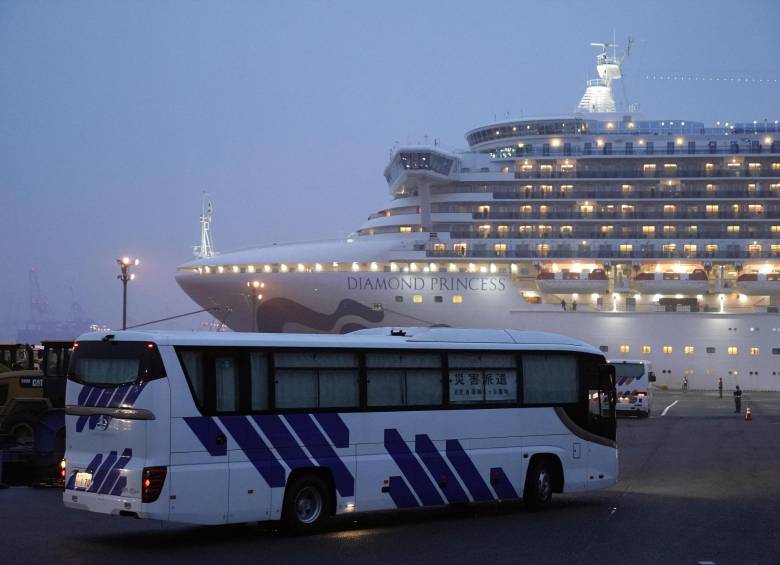 Las autoridades japonesas anunciaron hoy la detección de 70 nuevos contagios del COVID-19 en el crucero que está en cuarentena en el puerto de Yokoham. Foto: EFE. 