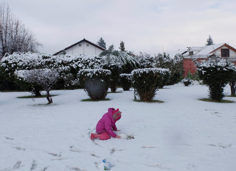  La capital chilena este sábado amaneció cubierta por un manto blanco tras la mayor nevada de la última década, un fenómeno que dejó a más de 300.000 hogares sin suministro eléctrico y que se repitió en otras regiones del país. EFE Y REUTERS