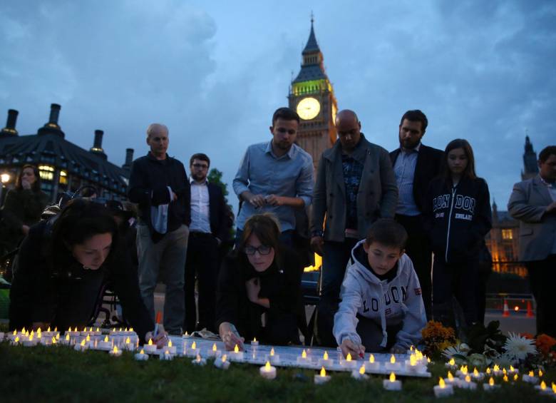 Luego del asesinato de la diputada Jo Cox, con un claro apoyo al “no” en el referendo del Reino Unido, los británicos salieron a las calles para demostrar su repudio por el hecho. FOTOS Reuters 