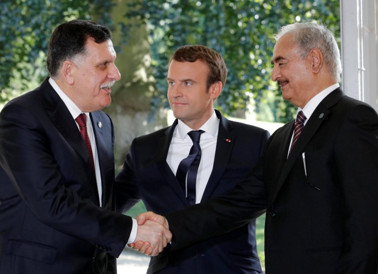 El primer ministro libio, Fayez al Sarraj; el presidente de Francia, Emmanuel Macron, y el político libanés Jalifa Haftar durante la firma del cese. Foto: Reuters 