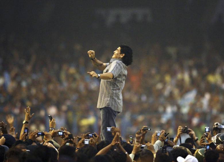 Los mejores inspiradores de Maradona para aquel segundo gol de fantasía contra Inglaterra fueron los hoyos del potrero y los regates a los pescozones de Chitoro, su padre: “Me ayudó a ‘entrenarme’ en los amagues”, le relató el 10 de Argentina a la periodista Gaby Cociffi. Foto: Getty y AFP. 