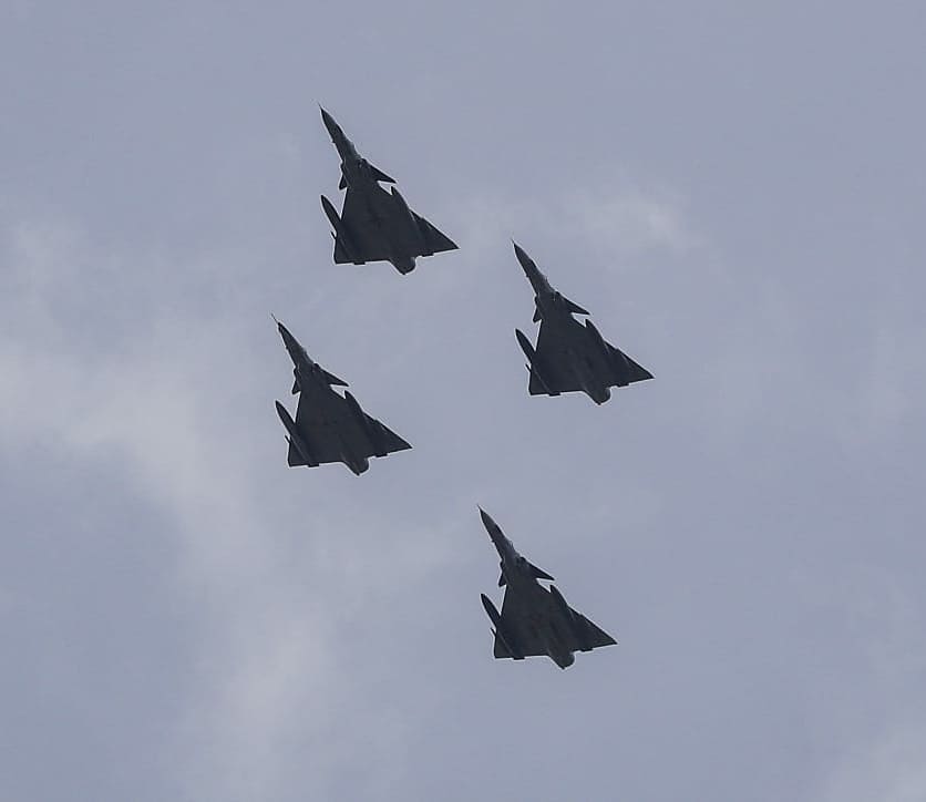 Con sobre vuelos por el Valle de Aburrá de cuatro aviones Kfir (Cachorros de León) se celebraron los 210 años de la Independencia de Colombia. Foto: Manuel Saldarriaga