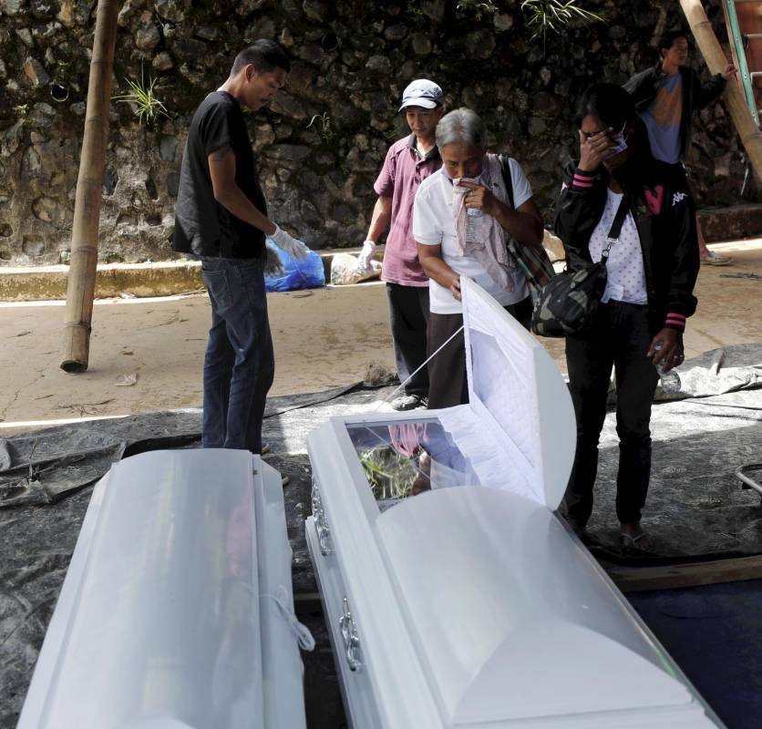 Las víctimas mortales del tifón Mangkhut en Filipinas ya ascienden a 74, mientras que los equipos de rescate continúan las labores de búsqueda de decenas de personas sepultadas. Foto: EFE