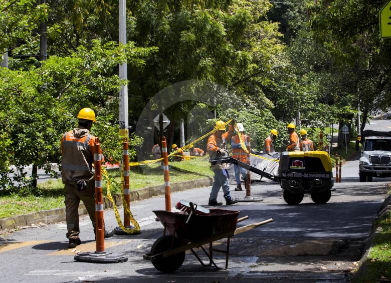 El estado de la malla vial de Medellín es medido con base en el Índice de Rugosidad Internacional (IRI) que, según la Alcaldía, lo tiene en un “estado regular pasando a bueno”. FOTO Julio C. Herrera