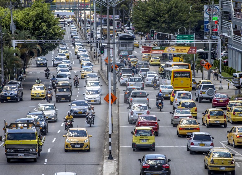El índice de vehículos por cada 1.000 habitantes es de 166 en Medellín y de 234 en Envigado, este último es el más alto de todo el Valle de Aburrá. FOTO Juan Antonio Sánchez