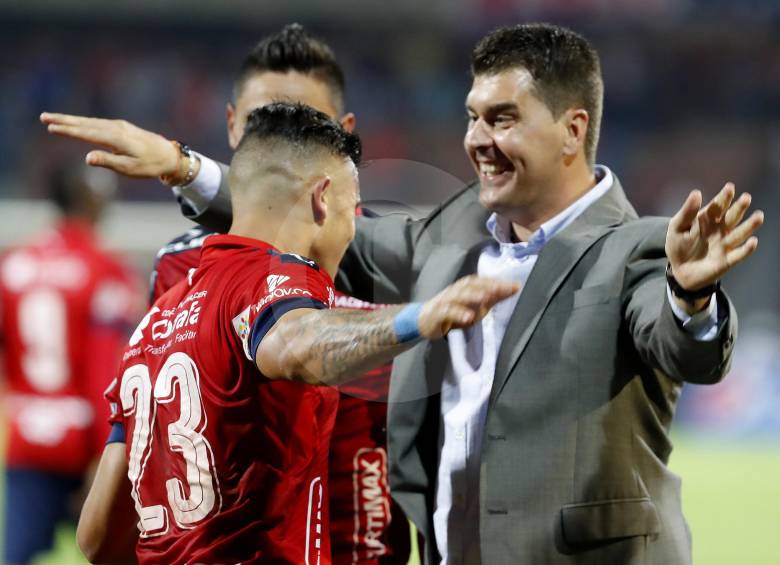 El técnico Ismael Rescalvo y su celebración con el delantero Leo Castro tras el gol del triunfo frente al Cali. FOTO Manuel Saldarriaga