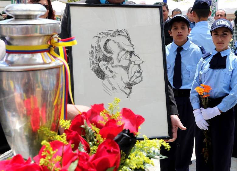 La copa de plata, se entronizó como parte de la base del monumento que rinde homenaje al poeta. Allí en el parque de Santa Rosa de Osos recuerdan al célebre personaje. FOTO julio césar herrera