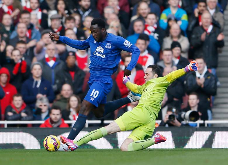 En una jugada de Romelu Lukaku, el Everton no pudo alcanzar la igualadad en buena parte por la actuación del meta colombiano David Ospina. FOTO REUTERS