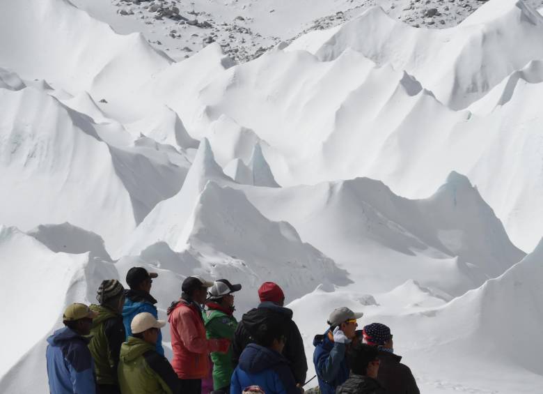 El monte Everest, el más alto del mundo con 8.848 metros, se ha desplazado 40 centímetros en dirección noreste en los últimos diez años. FOTO AFP