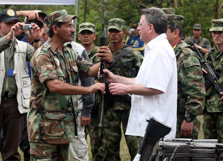 La desmovilización del Erg se cumplió en municipio de Carmen de Atrato el 21 de agosto de 2008. En la imagen alias “el Viejo” con el entonces comisionado de paz Luis Carlos Restrepo. FOTO Archivo