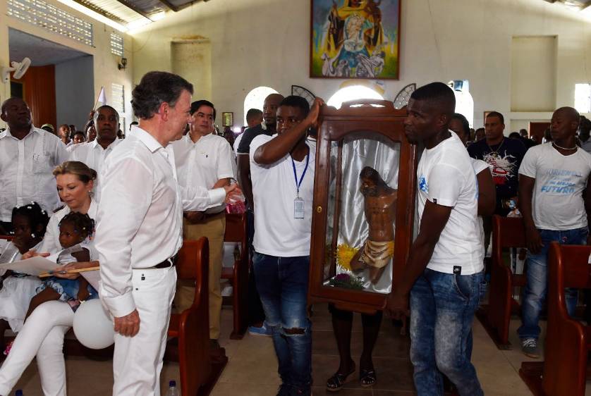 Santos recibió una réplica del Cristo mutilado, símbolo de la resiliencia de Bojayá. FOTO CORTESÍA PRESIDENCIA