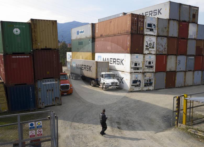 Muchos contenedores traídos de China llegan a parqueaderos en Caldas, donde se acopia la mercancía para llevarla a Medellín.