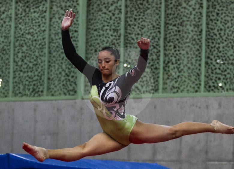 Al trabajo técnico en los aparatos con el entrenador Diego Medina, Ginna Escobar le ha sumado coreografía con el aporte de la entrenadora cubana Laisy Fonseca. FOTO Jaime Pérez 