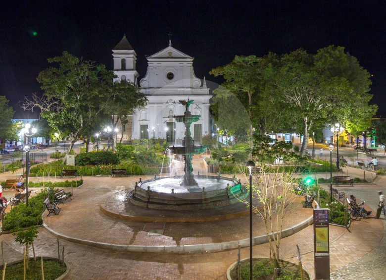 Antes de proponer el proyecto de restauración de la Plaza Mayor Simón Bolívar de Santa Fe de Antioquia, la Alcaldía tuvo en cuenta que el lugar se encuentra en la zona colonial declarada monumento nacional (hoy bien de interés cultural). FOTO Juan Antonio Sánchez