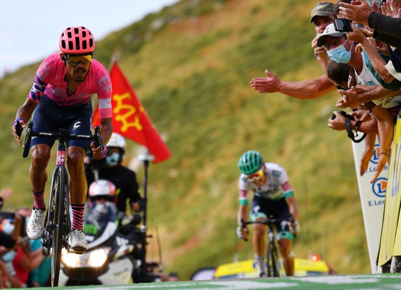 Daniel Martínez y los últimos pedalazos para ganar la etapa 13 del Tour. Foto AFP