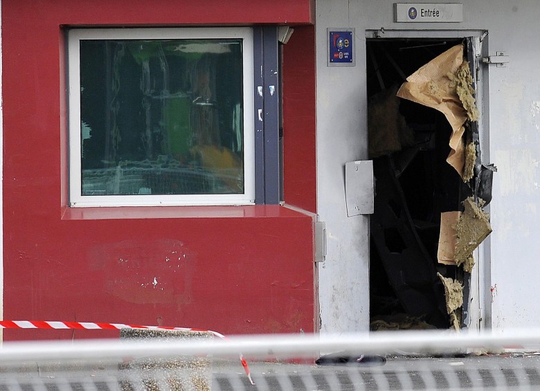 Esta fue la puerta abierta con explosivos por la que Redoine escapó en abril de 2013. FOTO EFE