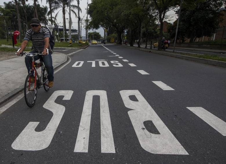 En el sector de la glorieta de Pilsen hay preocupación porque un carril exclusivo limita el tráfico del resto de vehículos y este es uno de los sitios de más congestión en horas pico del sur del Valle de Aburrá. FOTO Julio César Herrera