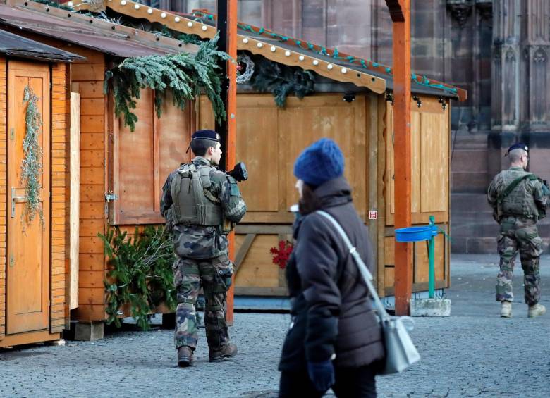 Miembros de las fuerzas armadas de Francia custodian los alrededores del mercado. FOTO EFE