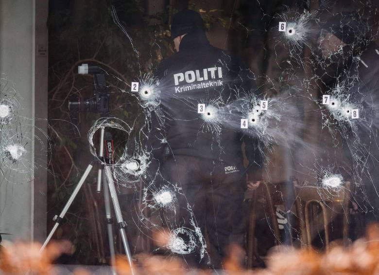 La policía de Dinamarca investiga una de las escenas del crimen en un café de Oesterbro. FOTO REUTERS 