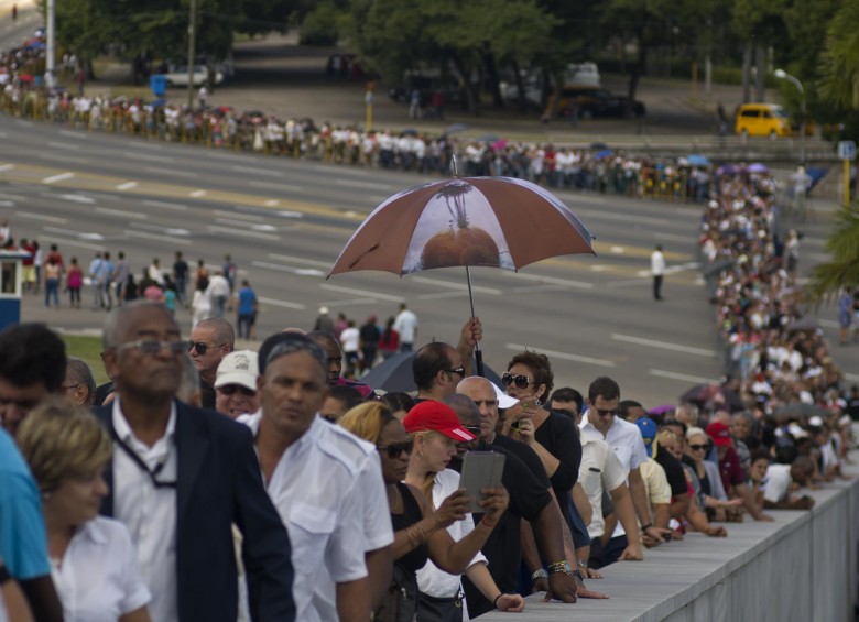 Desde bien temprano, multitud de cubanos acudieron ayer al monumento Memorial José Martí a dar su adiós a quien lideró los destinos de la isla durante 57 años. La jornada transcurrió en normalidad y se esperan más homenajes hasta el próximo domingo. FOTO ap