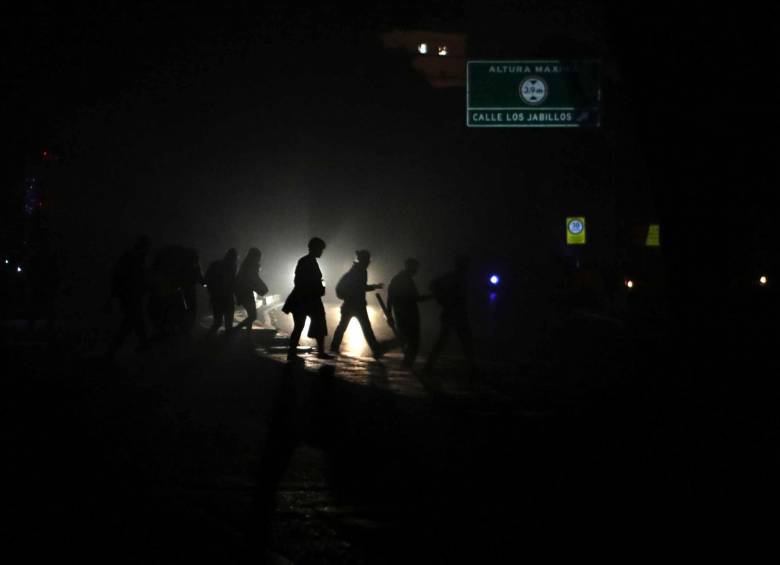 Los venezolanos regresaron a sus hogares a oscuras, tras el cierre de los sistemas masivos de transporte. FOTO EFE.