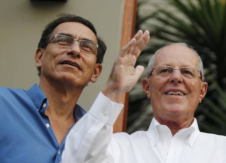 Martín Vizcarra (azul) y Pedro Pablo Kuczynski (blanco). FOTO REUTERS