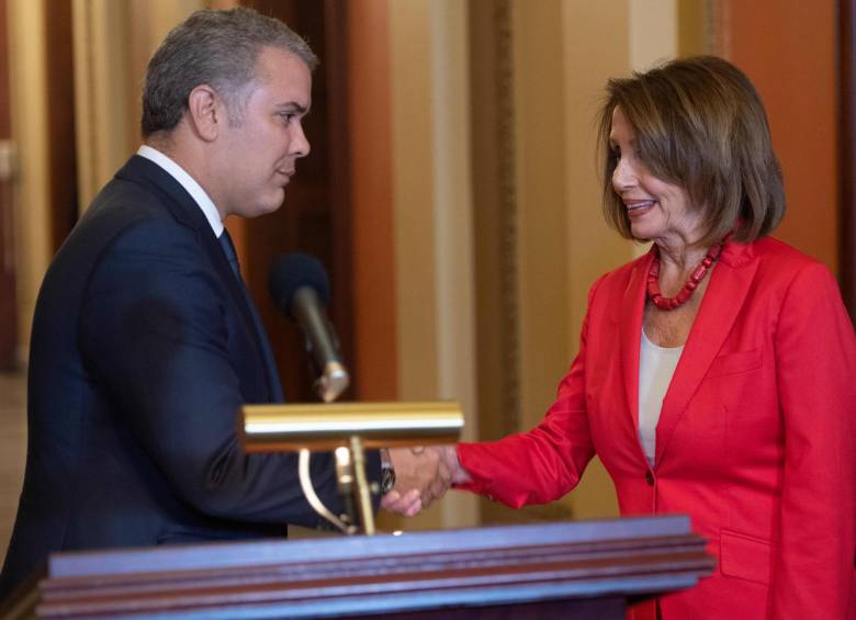 Iván Duque, presidente de Colombia, y Nancy Pelosi, presidenta de la Cámara de Representantes de Estados Unidos. FOTO: AFP