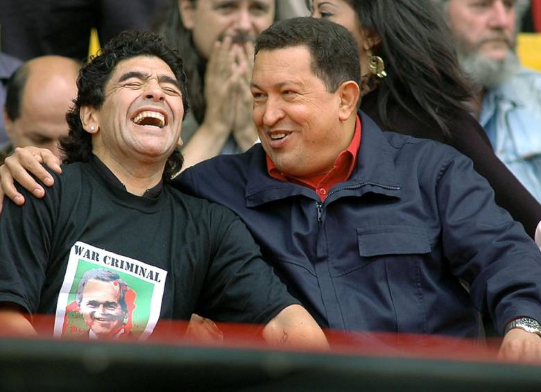 Diego Armando Maradona y Hugo Chávez. FOTO: AFP