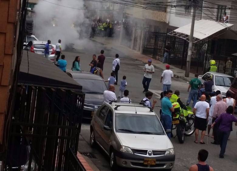 Dos motocicletas, en las que se desplazaban al parecer dos hombres que le cometieron hurto a un sujeto, fueron quemadas en el barrio Cristo Rey. FOTO Cortesía