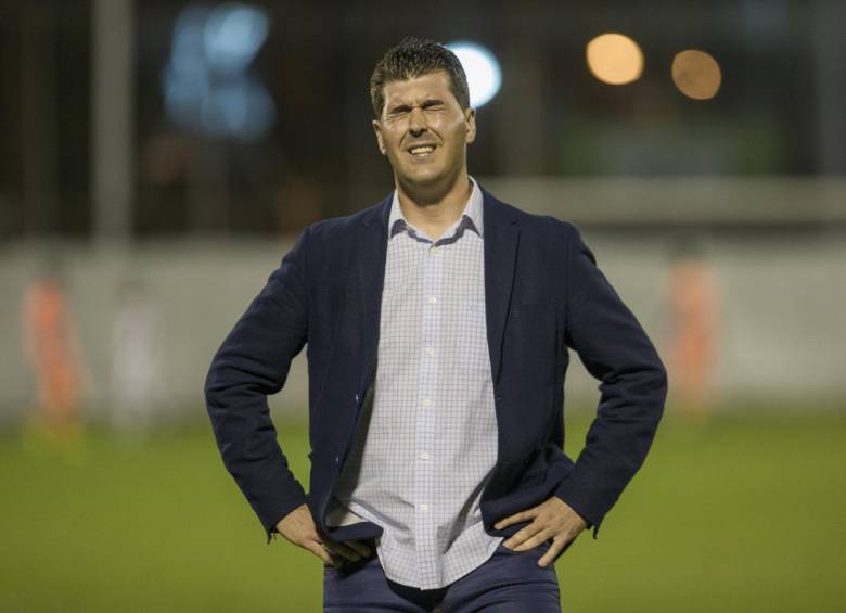 Pese al triunfo 1-0 de Envigado sobre Cortuluá, el naranja se quedó afuera, porque Patriotas venció a Chicó 2-1. El técnico Ismael Rescalvo lamenta la eliminación. FOTO juan antonio sánchez