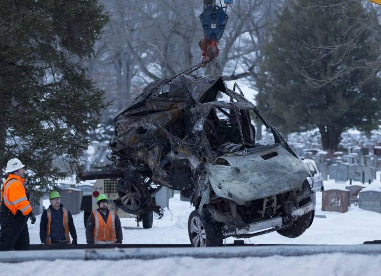 En la mañana de este miércoles los equipos de rescate retiraban el vehículo que fue arrastrado por el tren. FOTO Reuters