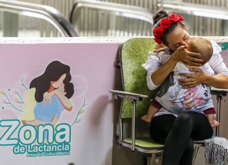 Los asientos son a la medida y están ubicados en las estaciones Hospital, San Antonio y San Javier del metro de Medellín. Busca fomentar el vínculo de la lactancia materna. FOTO jaime pérez