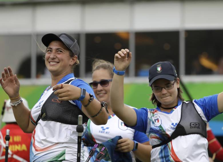 Desde la izquierda, Claudia Mandia, Guendalina Sartori, y Lucilla Boari, durante la competición de tiro con arco. FOTO AP