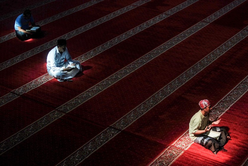 Este mes conmemora el momento en que Alá, dios de los musulmanes entrega las escrituras sagradas a Mahoma, su profeta. Durante todo el mes se privilegia la oración, el estudio de las escrituras y el ayuno durante las horas de sol. Foto: AFP