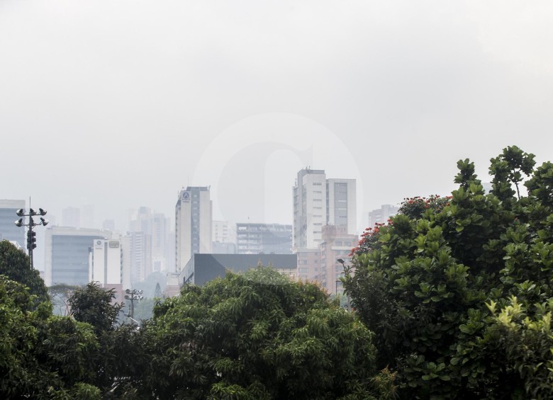 Así estaba el aire de Medellín el martes 6 de marzo, cuando se amplió el pico y placa. FOTO JAIME PÉREZ
