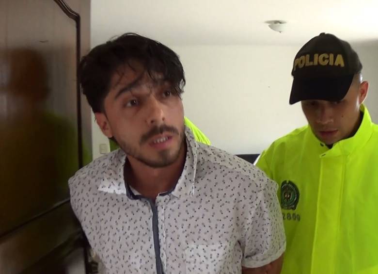 Raúl Andrés Atehortúa Gómez, alias “Pinche”, tras su arresto en un apartamento de Sabaneta. FOTO: cortesía de la Policía Metropolitana.