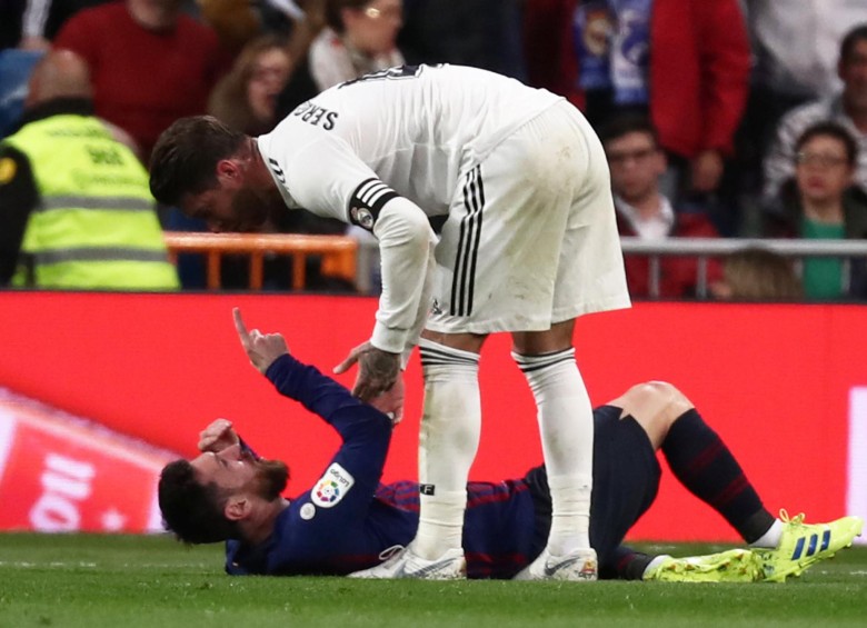 Este fue el momento en el que Messi se queja del golpe que le propinó Ramos. FOTO: REUTERS