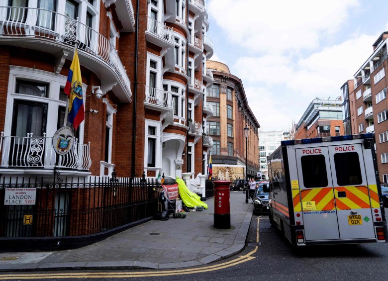 Autoridades esperan frente a la embajada de Ecuador en Londres. FOTO AFP