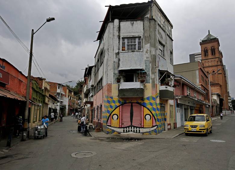 Por las dos calles que comprende Barbacoas, en el centro de Medellín, hoy se ven numerosas familias con sus niños, lo que amerita que continúe la intervención integral del Estado, para garantizarles los derechos a esos menores. Foto: Henry Agudelo