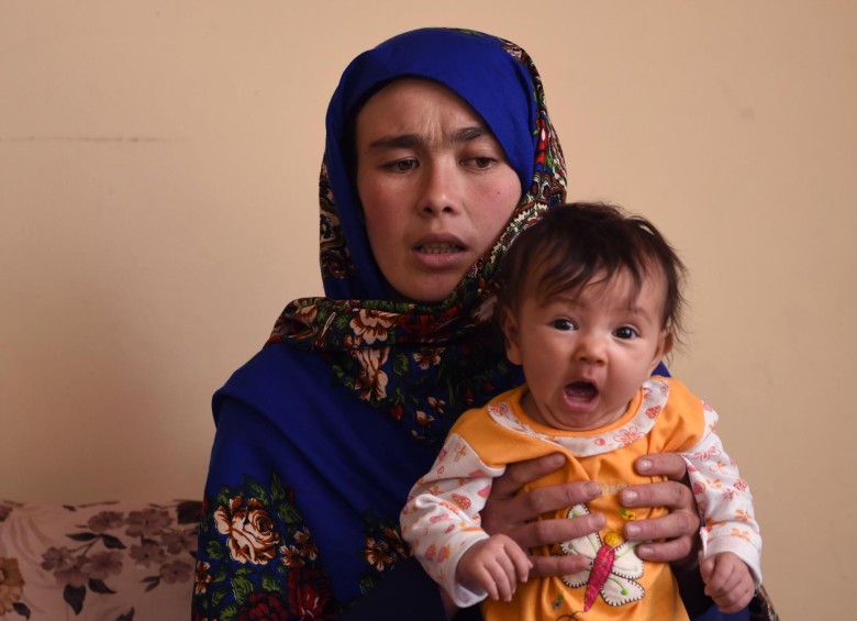 La foto de una madre con su bebé en un examen conmueve a Afganistán